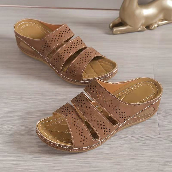 Comfortable ladies' sandals with separator straps, perforated straps, and an anatomical sole Lune London