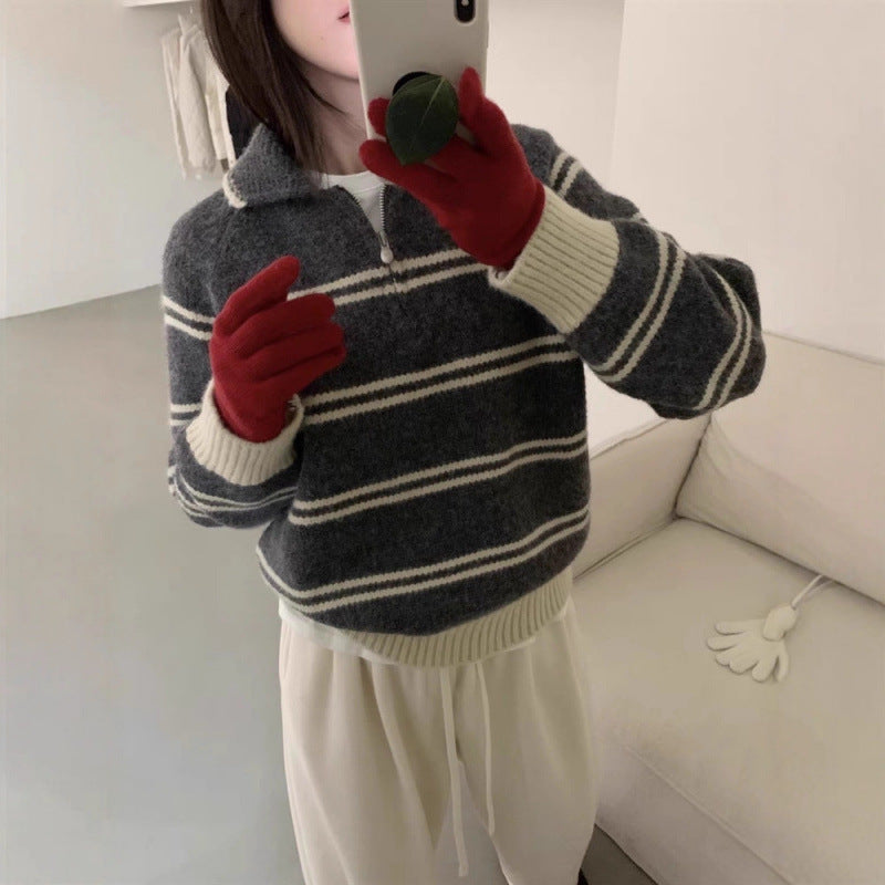 Pull-over tricoté pour femmes avec demi-zip et design rayé Chic & Stil
