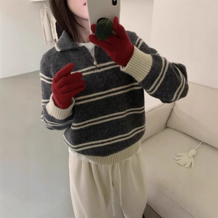 Pull-over tricoté pour femmes avec demi-zip et design rayé Chic & Stil