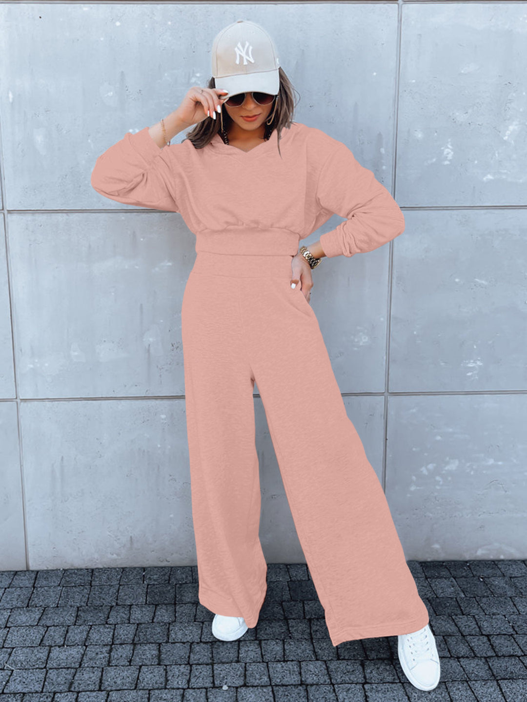 Combinaison décontractée pour femmes avec jambes larges et capuche pratique Chic & Stil