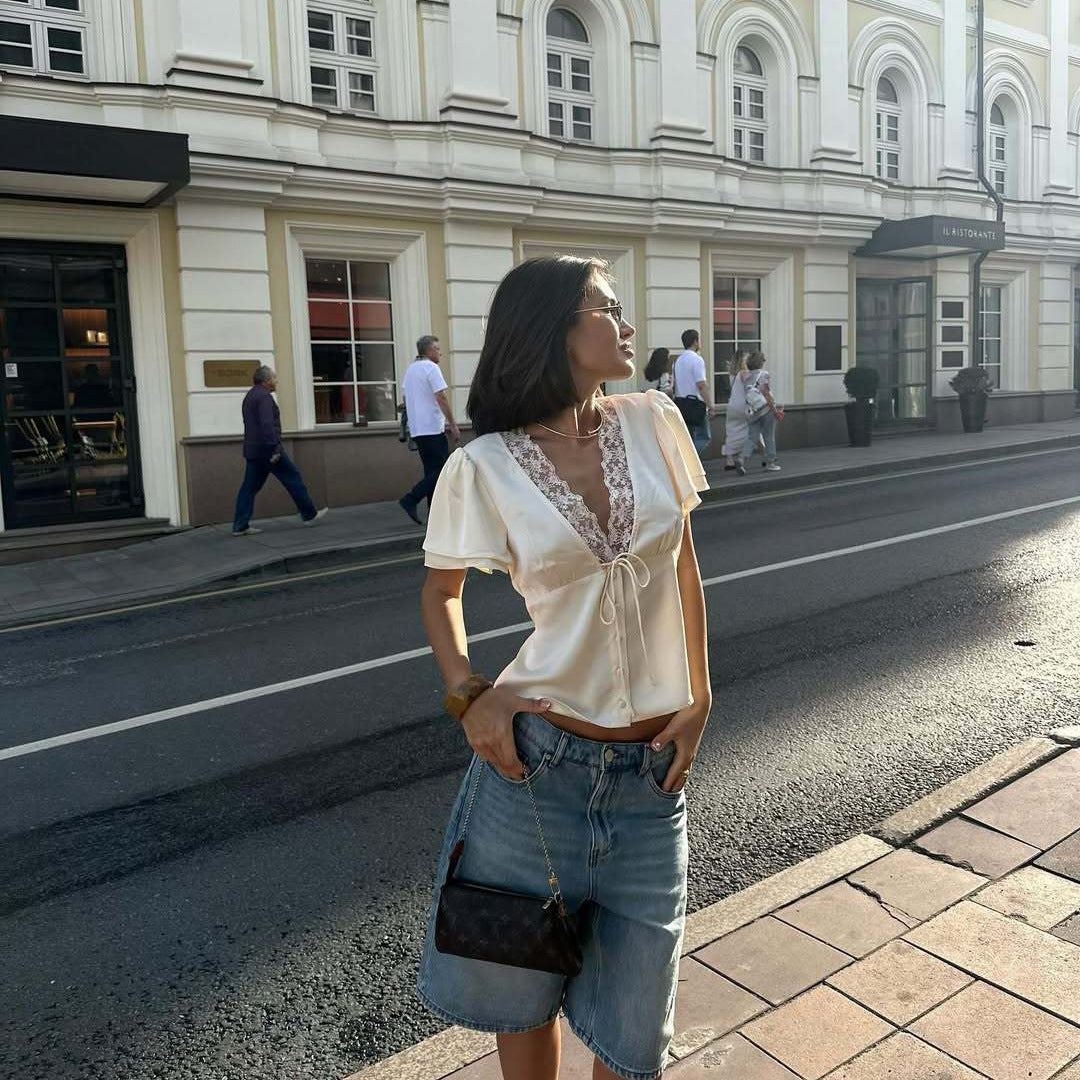 Blouse pour femmes avec des accents en dentelle élégants et une coupe cintrée Chic & Stil