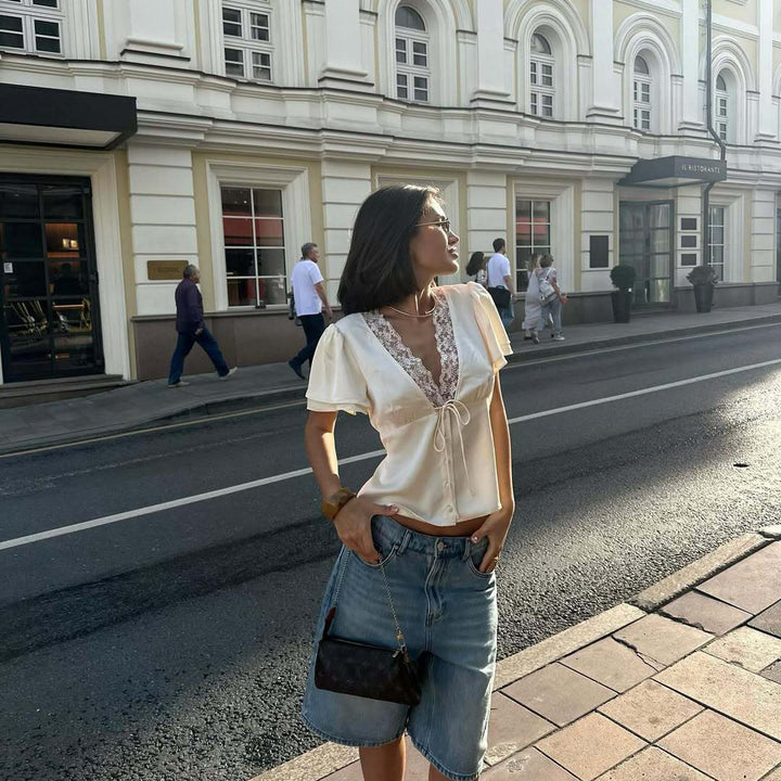 Blouse pour femmes avec des accents en dentelle élégants et une coupe cintrée Chic & Stil