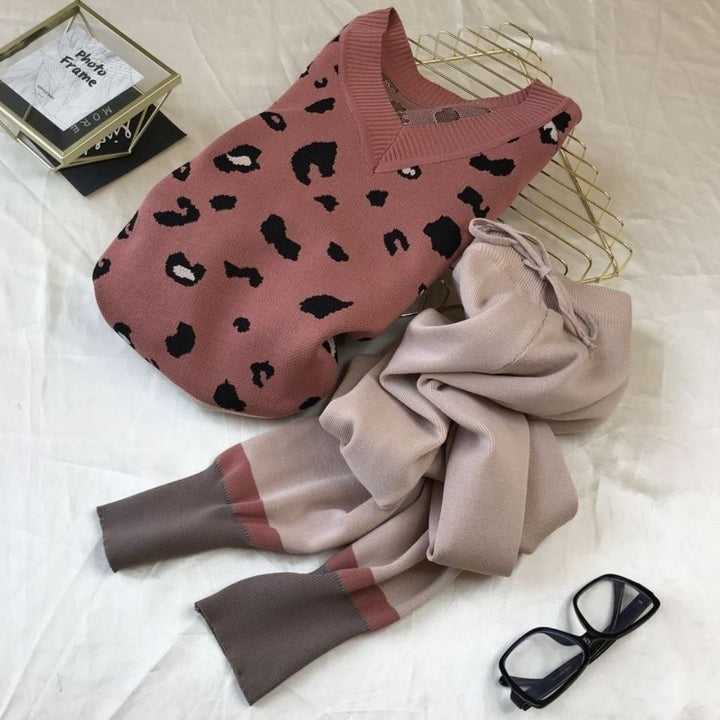 Trendy knitted set for ladies with graphic details Lune London