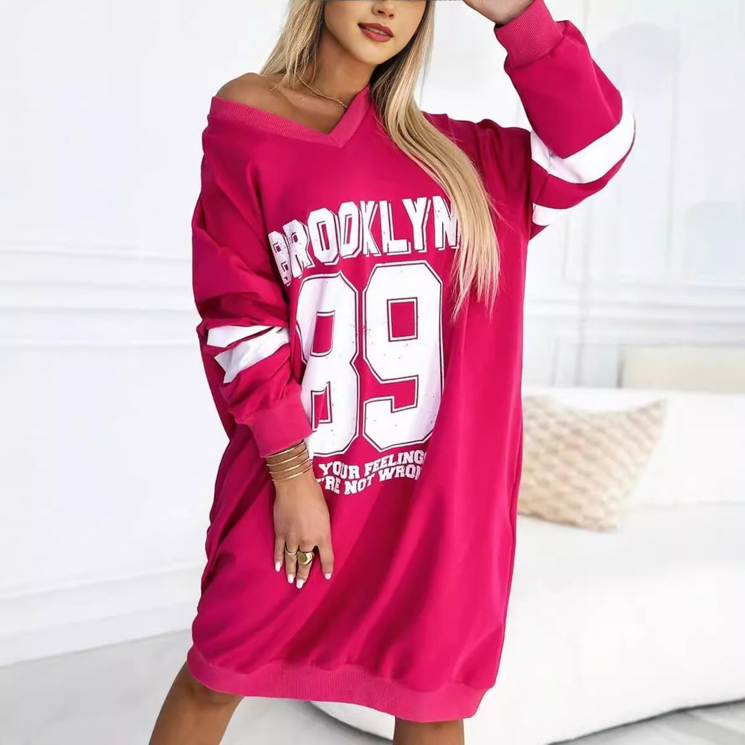 Robe oversize pour femme avec imprimé graphique sportif et décolleté en V profond Chic & Stil