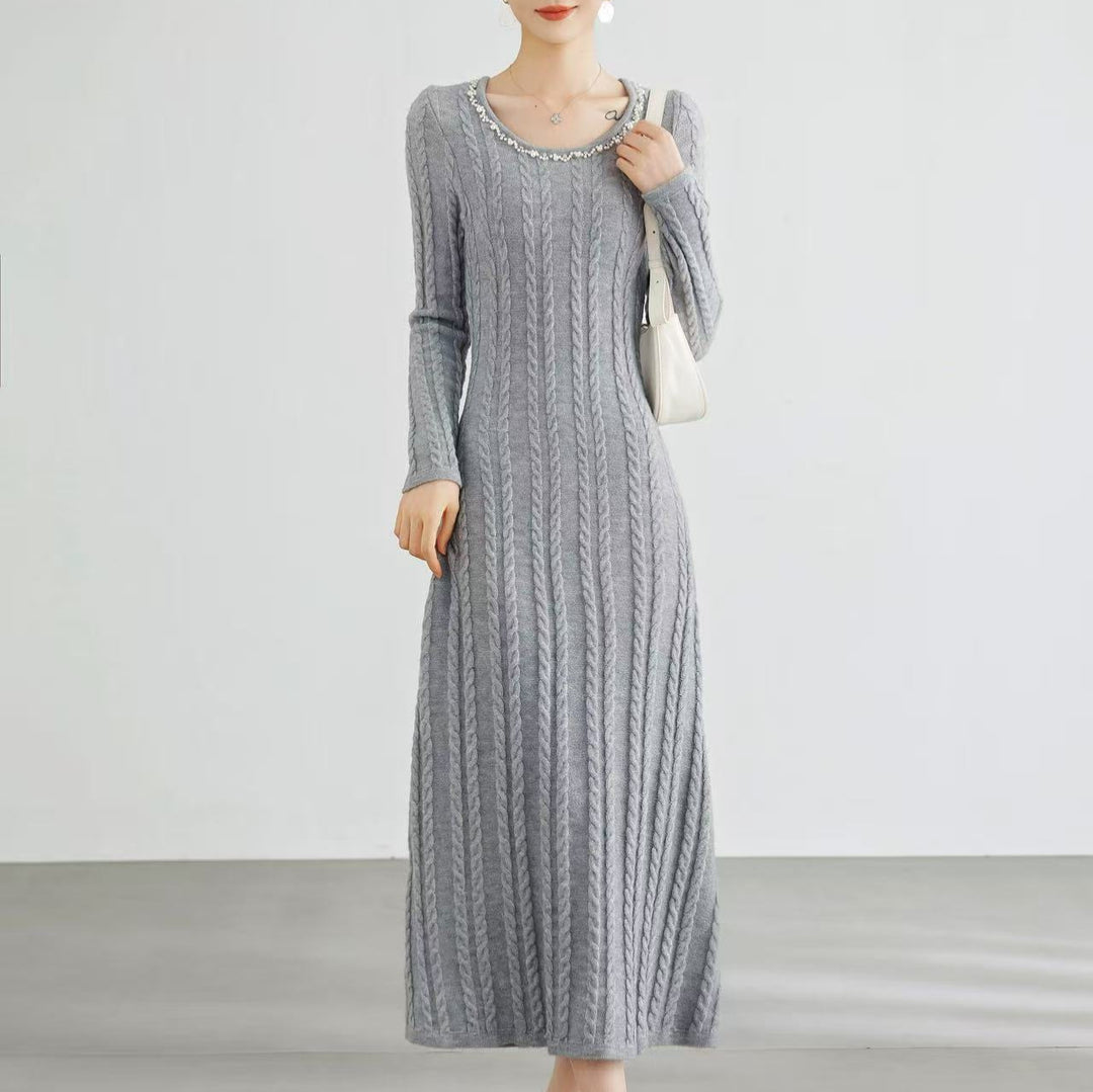 Robe en tricot élégante pour femmes avec motif en cable et détails décoratifs Chic & Stil