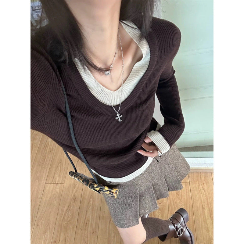 Pull fin à col en V pour femmes avec poignets contrastés Chic & Stil