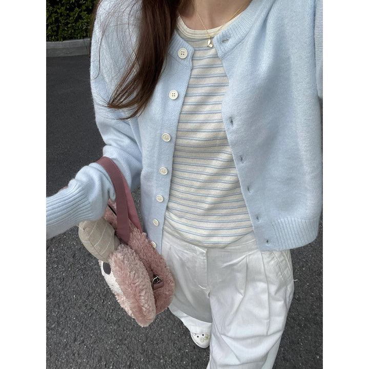 Cardigan confortable pour femmes avec un élégant col rond et de fins détails de boutons Chic & Stil