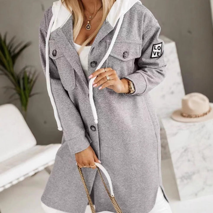 Veste à capuche surdimensionnée pour femmes avec des détails de boutons élégants et des poches Chic & Stil