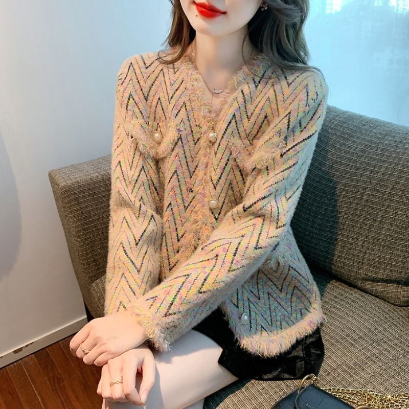 Cardigan féminin à la mode avec un joli motif en zigzag et des détails de boutons élégants Chic & Stil