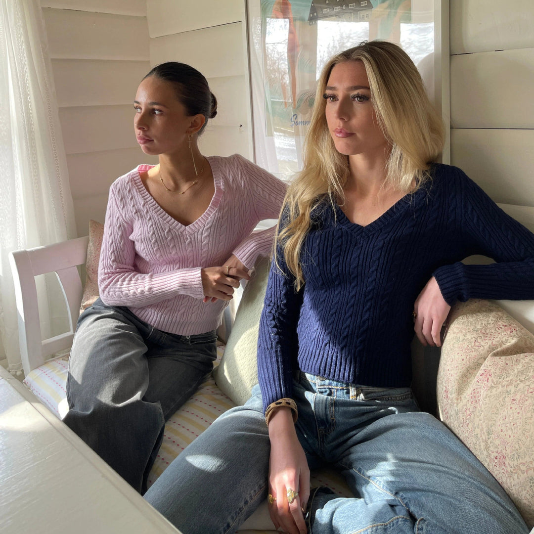 Women’s knitted sweater with V-neck and long sleeves Lune London