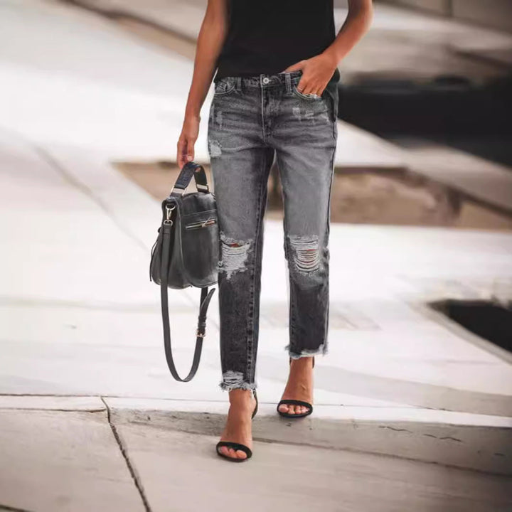 Women's jeans with fashionable destroyed details and comfortable fit Lune London