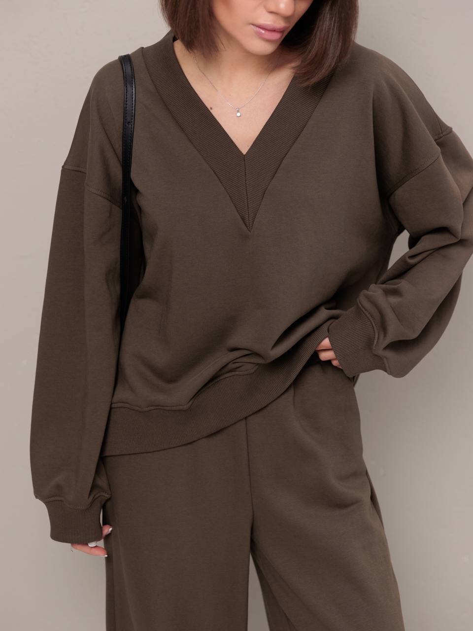 Women's sporty oversized sweatshirt with V-neck and long sleeves Lune London