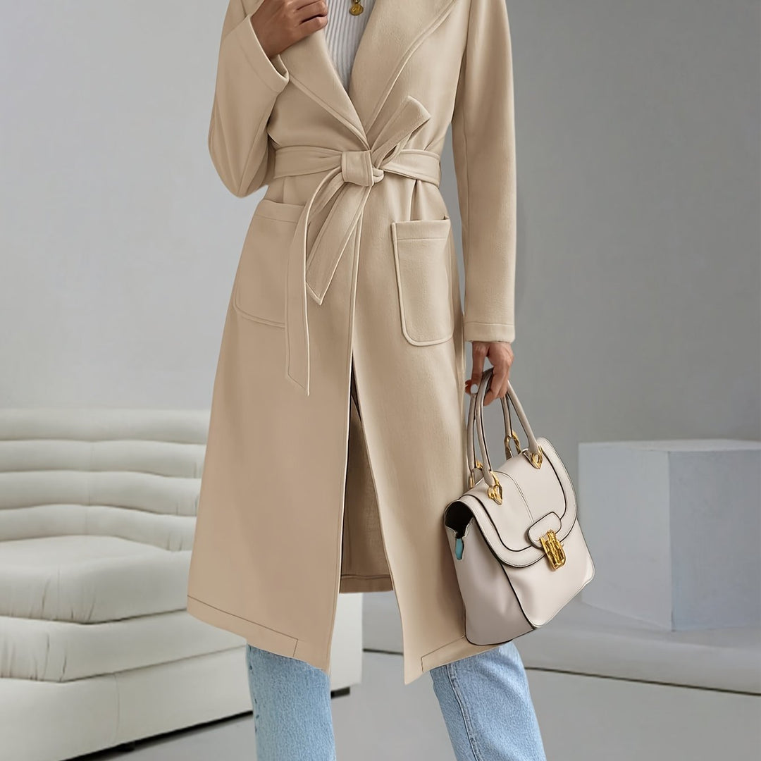 Classic and elegant trench coat for women with a waist belt and discreet pockets Lune London