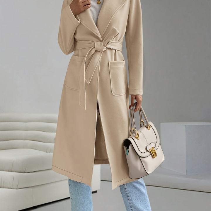 Classic and elegant trench coat for women with a waist belt and discreet pockets Lune London