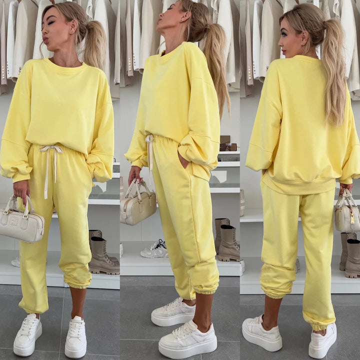Ladies comfortable tracksuit made of high-quality cotton blend with drawstring and loose fit Lune London