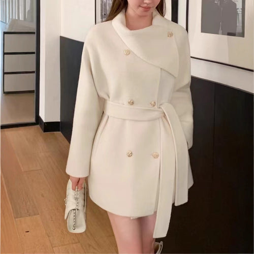 Veste courte à la mode pour femmes avec col asymétrique et détails de boutons dorés Chic & Stil