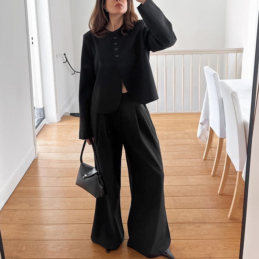 Elegant blazer-pants set for women with a loose fit and lower button closure Lune London