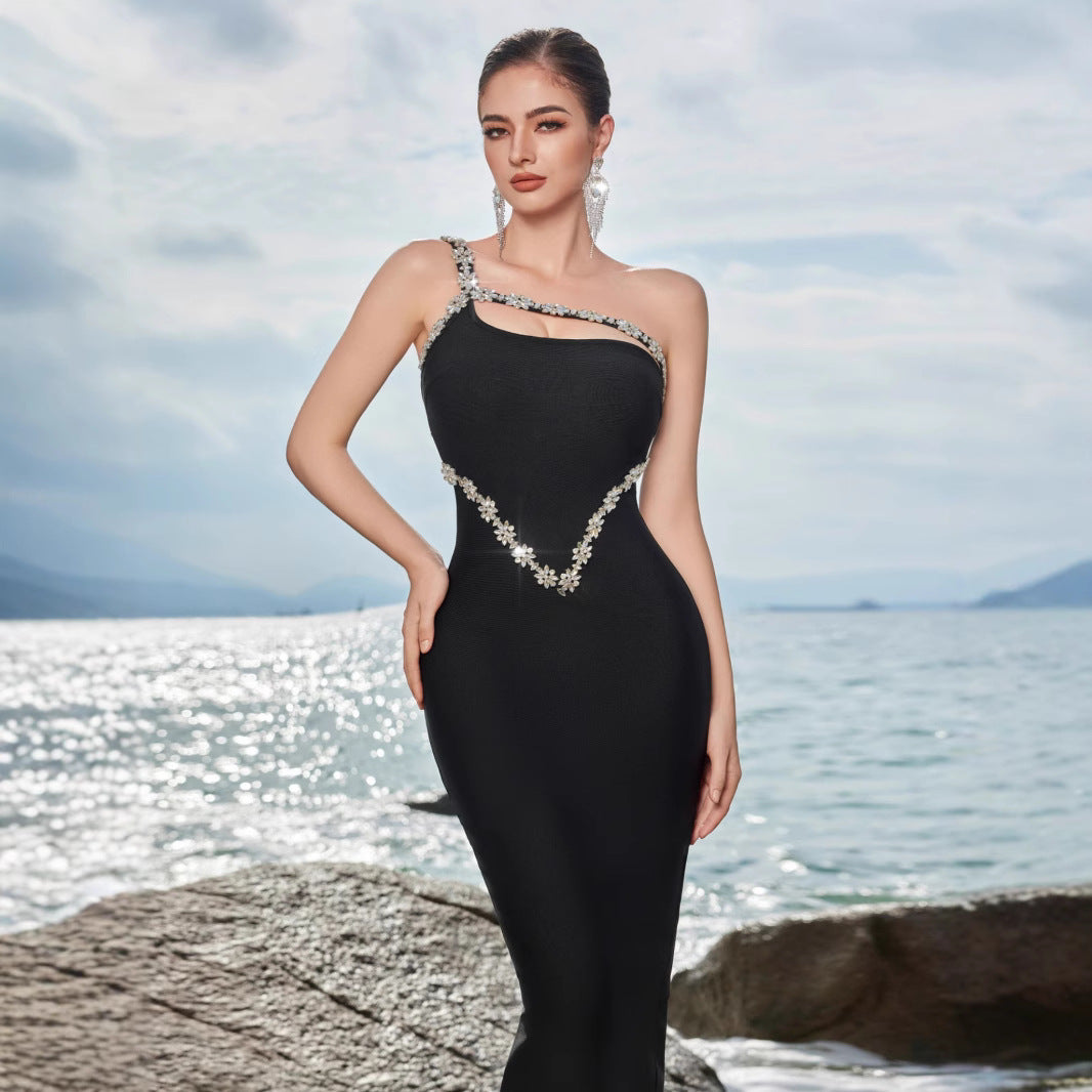 Robe de soirée élégante pour femme, moulante, avec un design asymétrique des straps et des embellissements en strass Chic & Stil