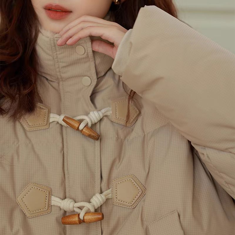 Veste matelassée oversize pour femme avec col haut et détails de bouton Chic & Stil