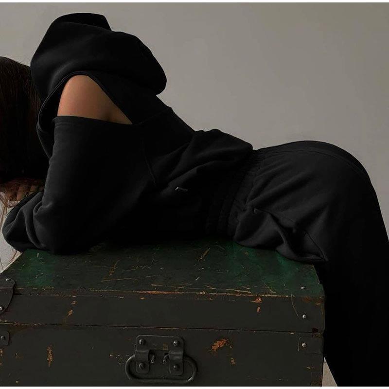 Trendy hoodie for women with casual jogger pants Lune London
