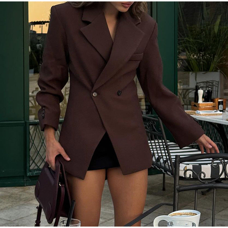 Veste élégante pour femmes avec des boutons accentués et une jupe assortie Lune London