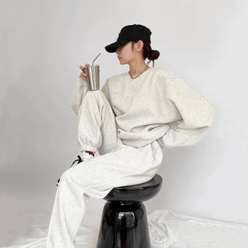 Women's Comfortable Oversized Sweatshirt and Jogger Set with Elastic Waistband and Side Pockets Chic & Stil