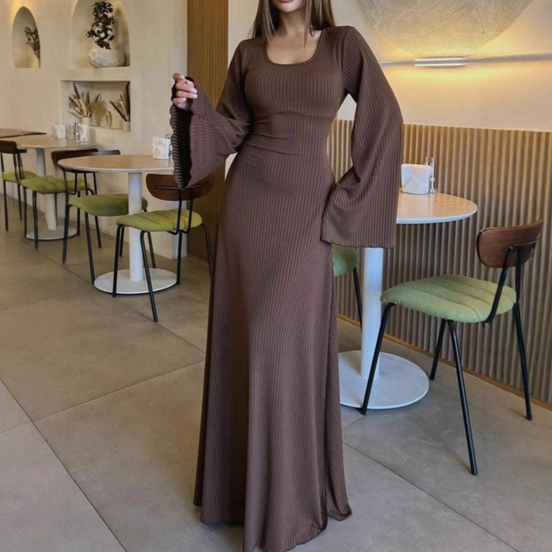 Robe maxi pour femmes avec des manches larges évasées et des détails élégants Chic & Stil