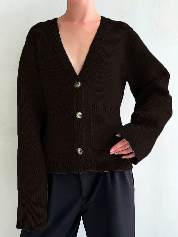 Cardigan pour femmes avec un col en V profond et de grandes poches Chic & Stil