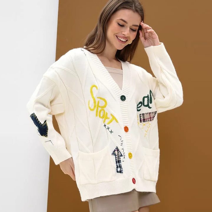 Cardigan féminin ludique avec appliqués colorés et poches Chic & Stil