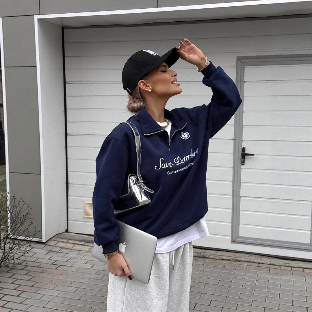 Sweat-shirt pour femmes avec col montant et impression logo tendance Chic & Stil