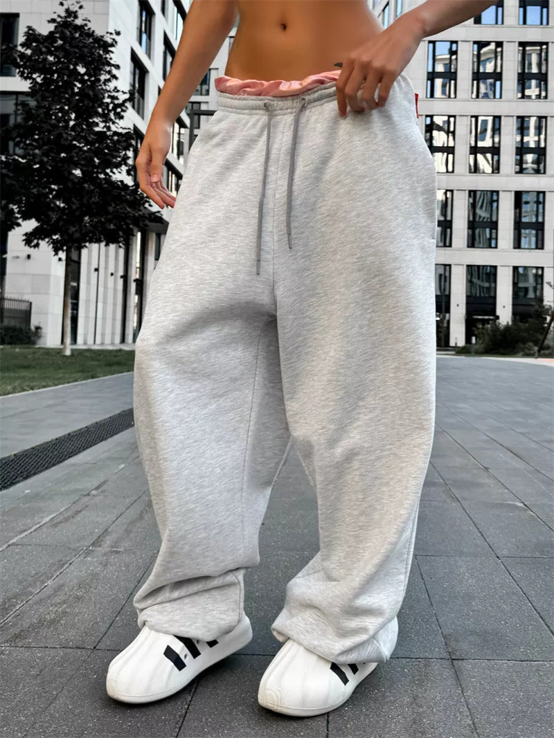 Comfortable and casual leisure pants for women with elastic waist and loose fit Lune London