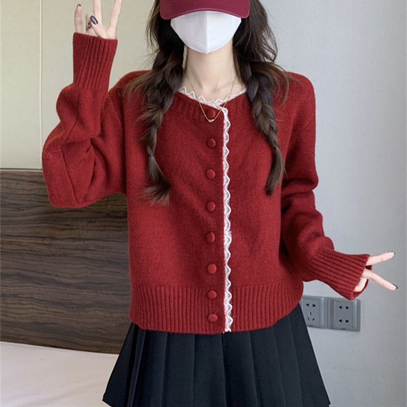 Cardigan pour femmes avec de fins détails de boutons et une jolie bordure en dentelle Chic & Stil