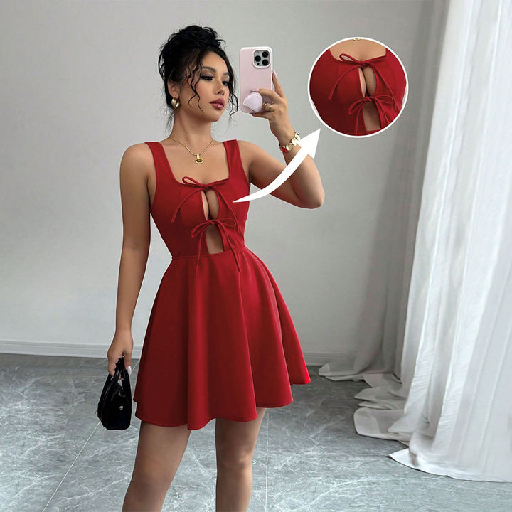 Robe mini pour femme avec décolleté élégant et détail de nœud ludique Chic & Stil