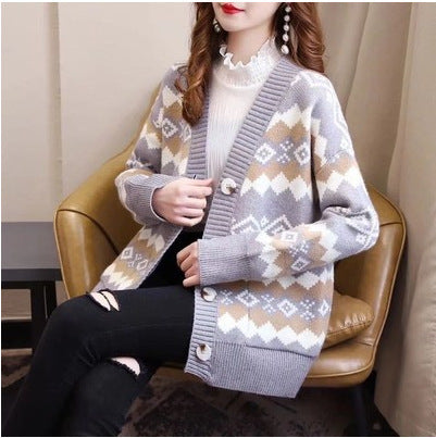 Knitted jacket for women with an elegant diamond pattern and large buttons Lune London