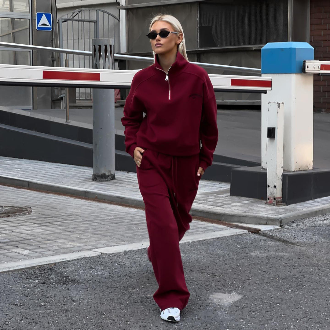 Casual women's sports set with high zipper and loose fit Lune London