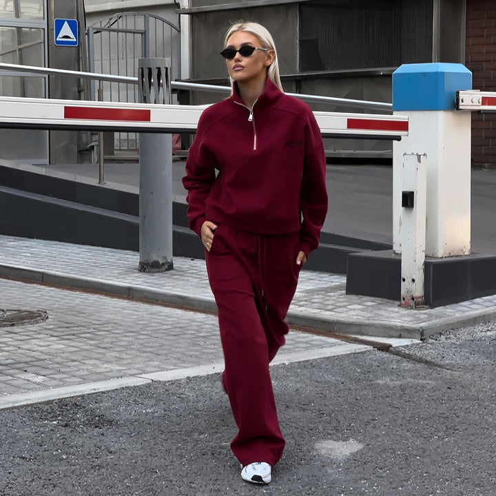 Casual women's sports set with high zipper and loose fit Lune London