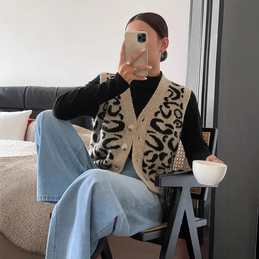 Gilet en tricot pour femmes avec un élégant motif léopard et des boutons de haute qualité Chic & Stil