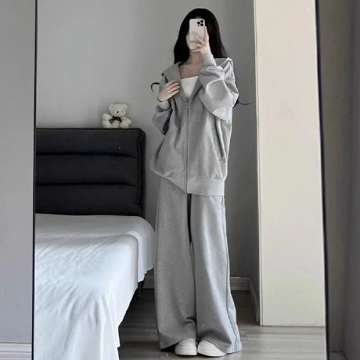 Women Comfortable Oversized Tracksuit with Hood and Side Pockets Chic & Stil