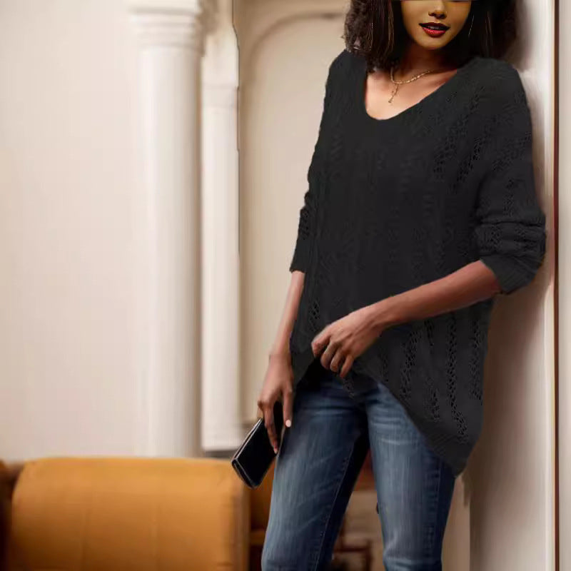 Thick knitted pullover for ladies with a breathable knit structure and a V-neck Lune London