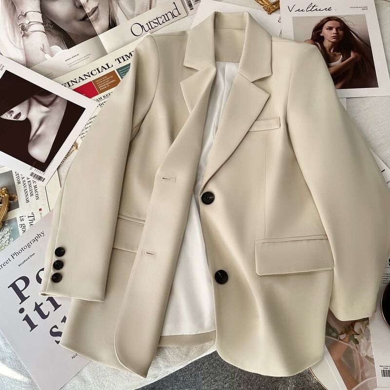 Blazer élégant pour femmes avec coupe ajustée et boutons contrastés Chic & Stil