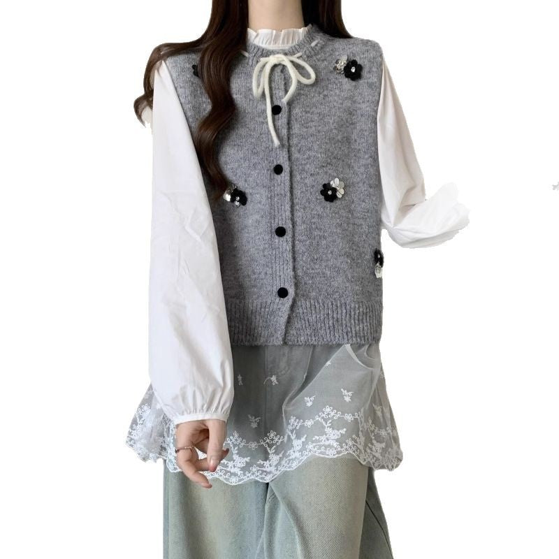 Cardigan pour femmes avec des applications florales décoratives et fermeture à nouer Chic & Stil