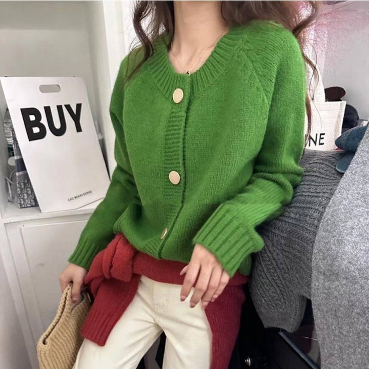 Cardigan pour femmes avec des détails de boutons décoratifs et une coupe moderne Chic & Stil