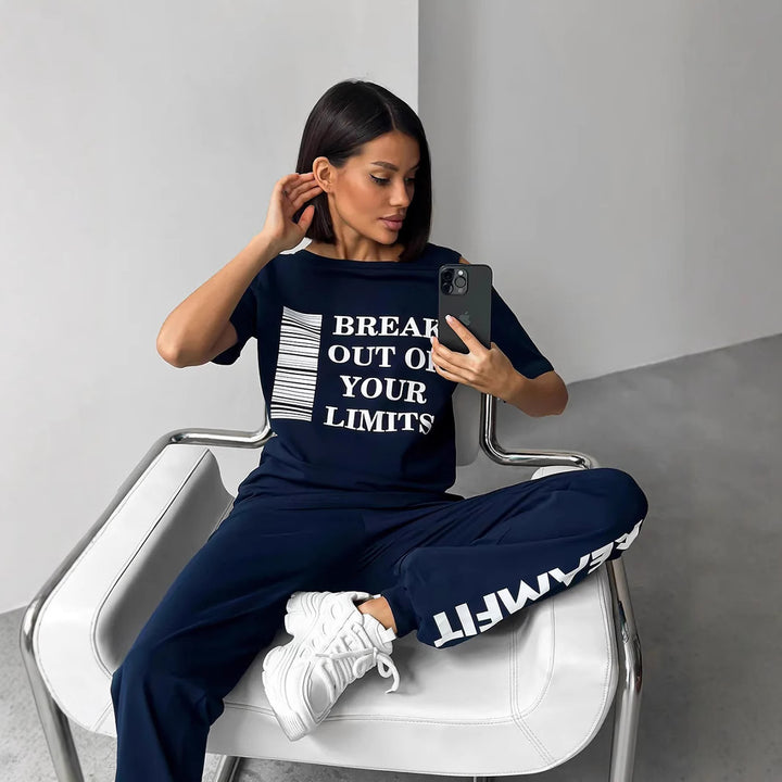 Women's sporty lounge suit with stylish cut-out sleeves and statement print Chic & Stil