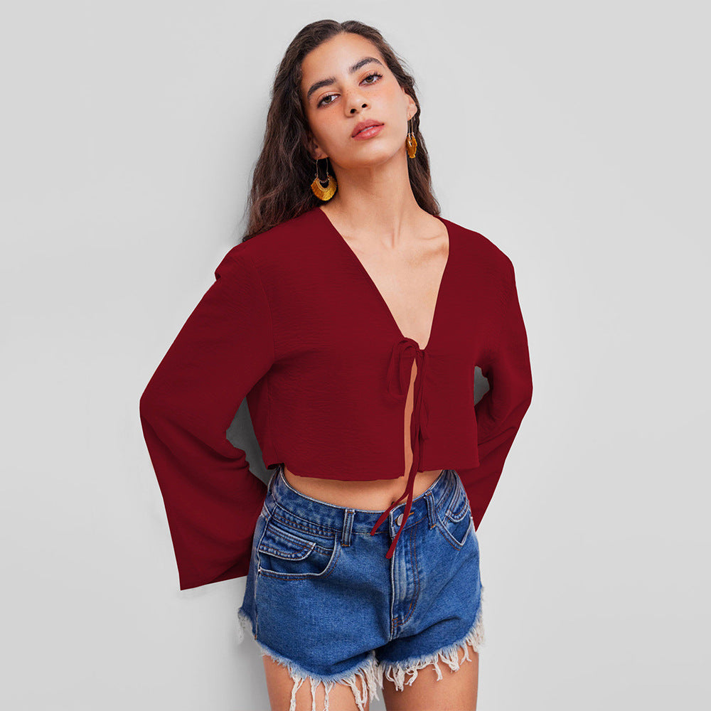 Haut court femme avec un profond décolleté en V et un nœud ludique Chic & Stil