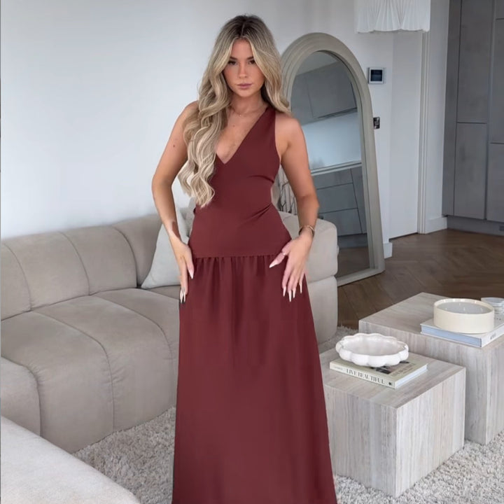 Maxi dress for women with elegant V-neck and pleated skirt Lune London