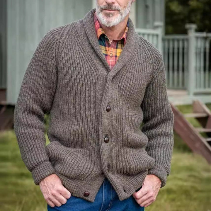 Thick knitted men's cardigan with practical pockets and modern V-neck Lune London