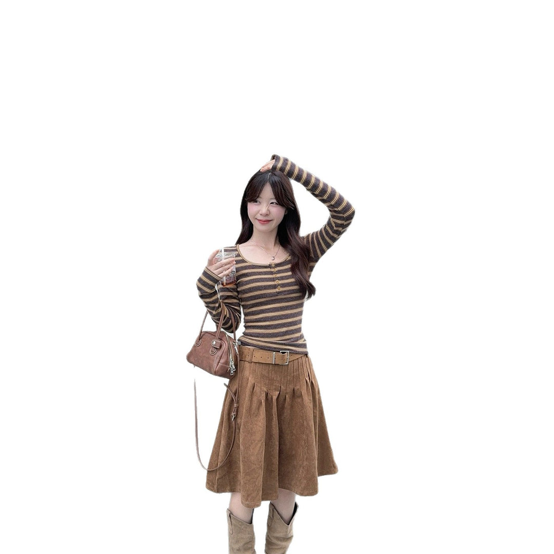 Women's long sleeve shirt with fashionable round neck and decorative buttons Chic & Stil