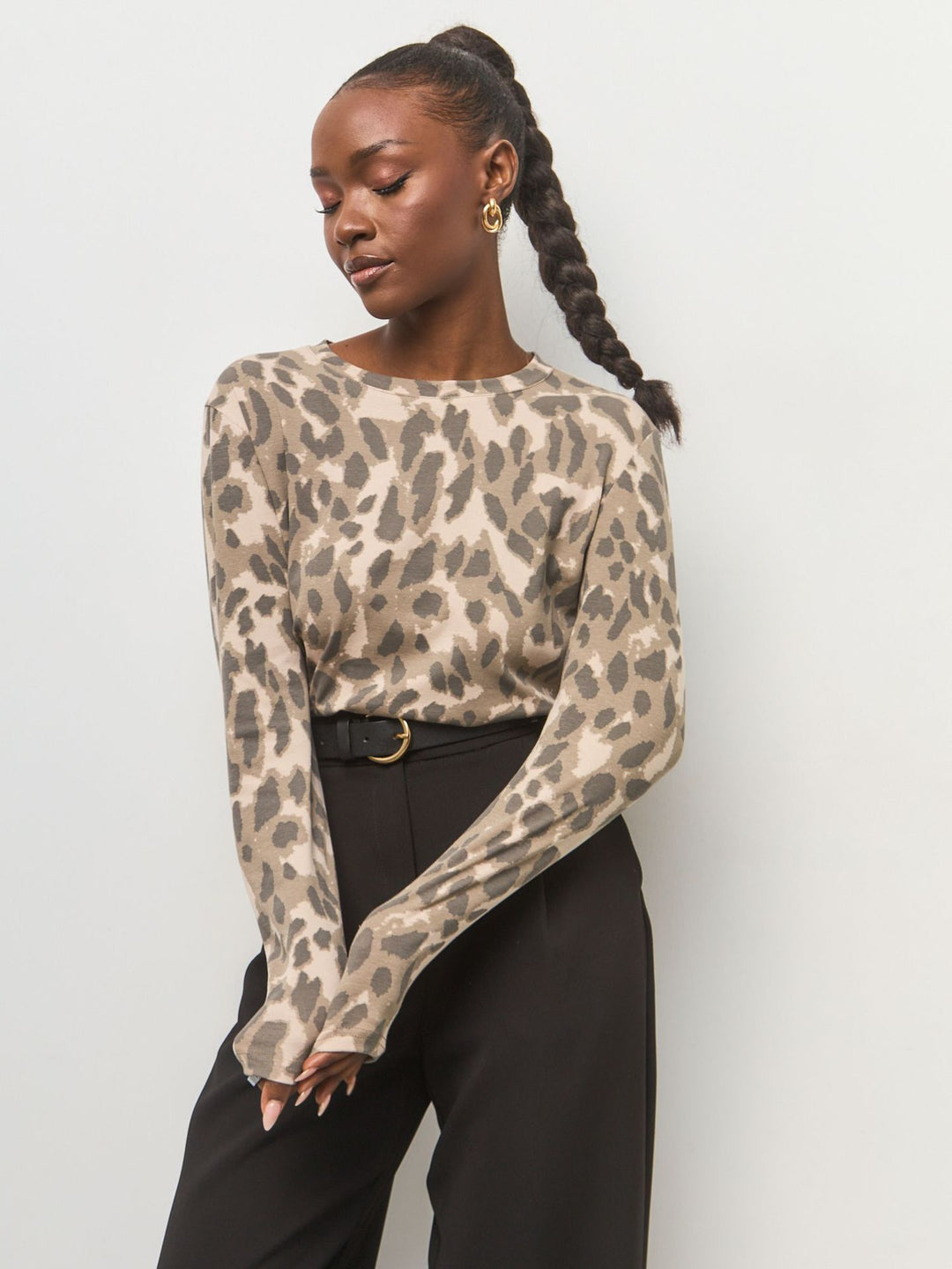 Trendy knit sweater for women with modern leopard print Lune London