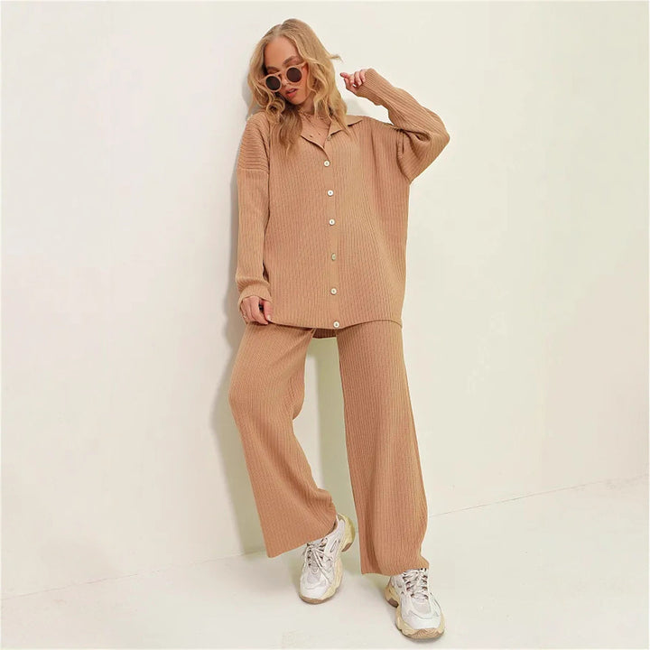 Casual outfit for women with a comfortable fit and button details Lune London