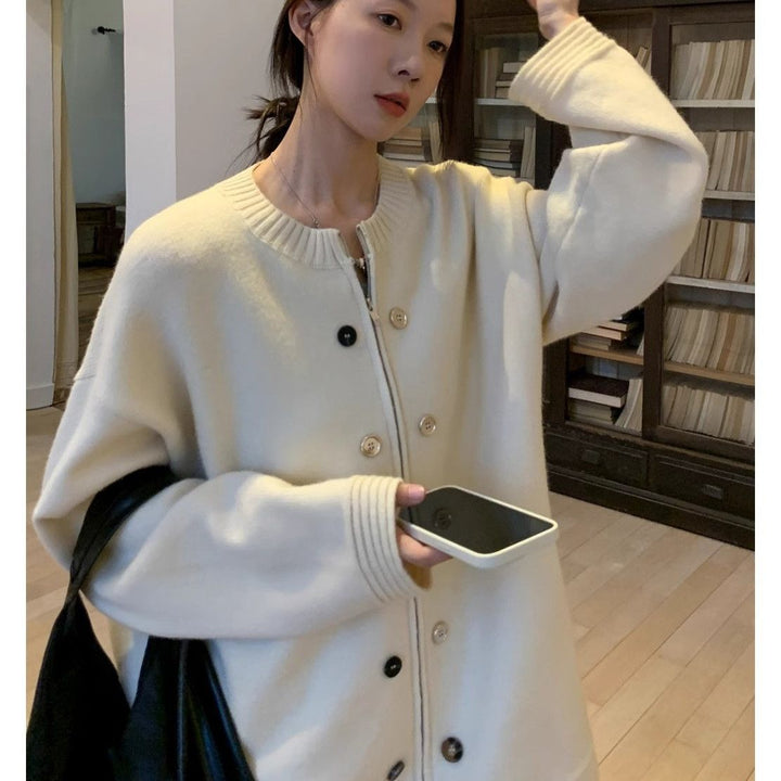 Cardigan pour femmes surdimensionné avec des détails de boutons et coupe décontractée Chic & Stil
